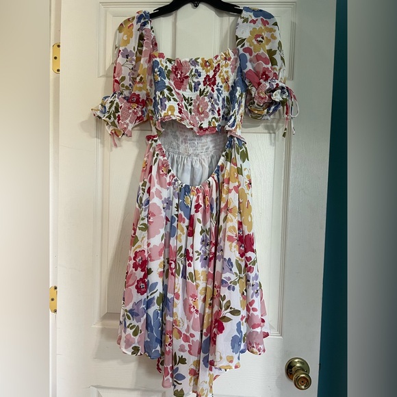 **S O L D **. En Saison Constantia Floral Smocked Dress - Size Medium - Picture 5 of 6